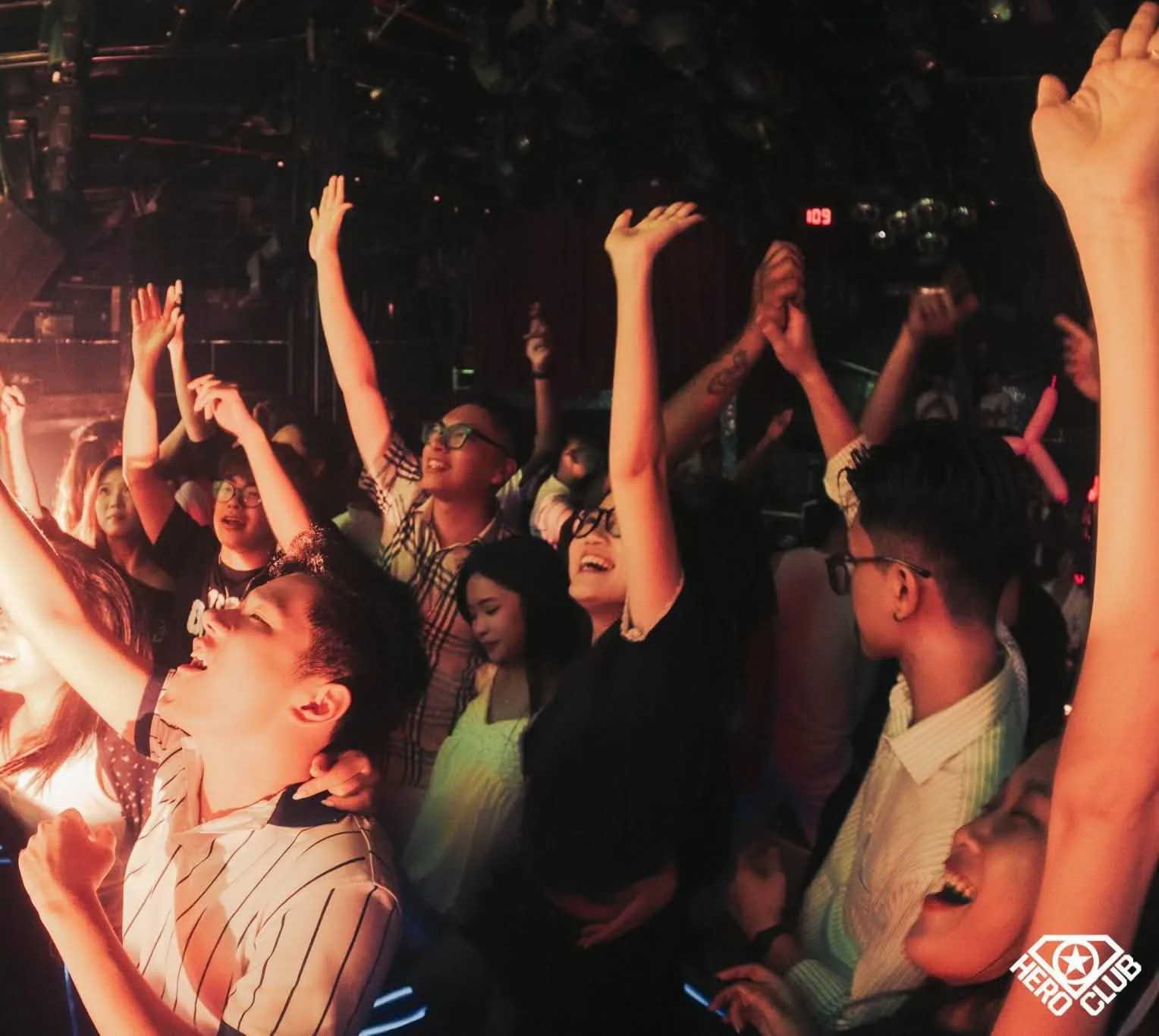 Hero Club Hà Nội — cả sàn giơ tay sát bốt DJ