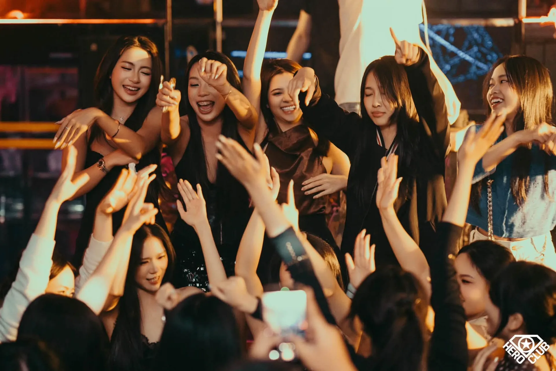 Nhóm bạn nhảy theo nhạc tại Hero Club