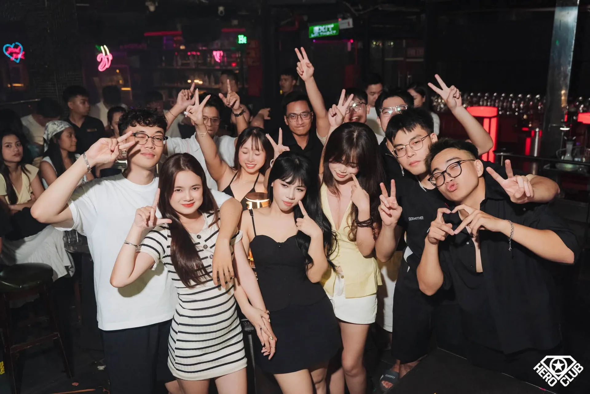 Nhóm bạn tạo dáng chụp ảnh kỷ niệm tại Hero Club Hà Nội