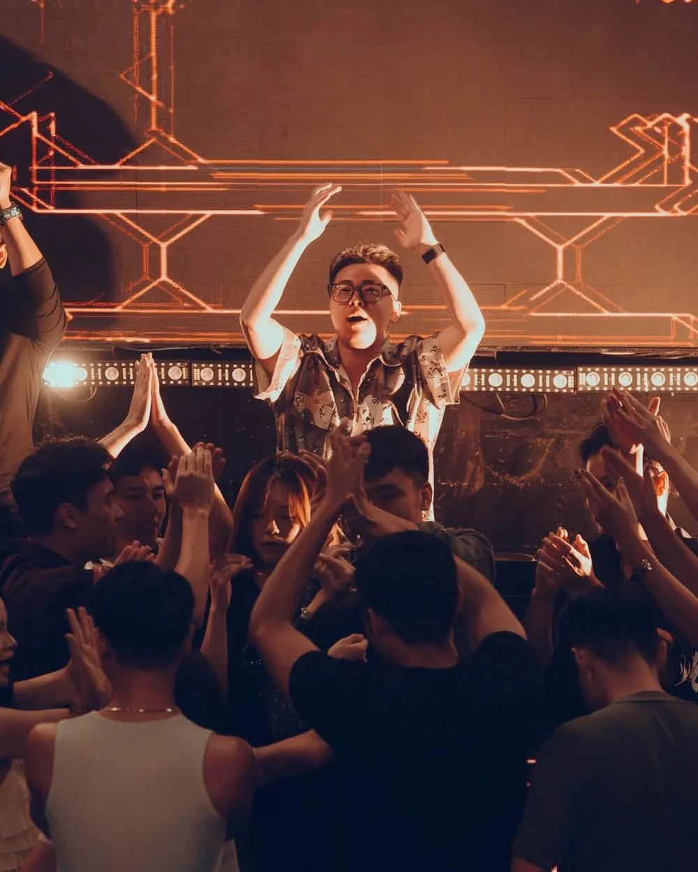 Hero Club Hà Nội — Sân khấu