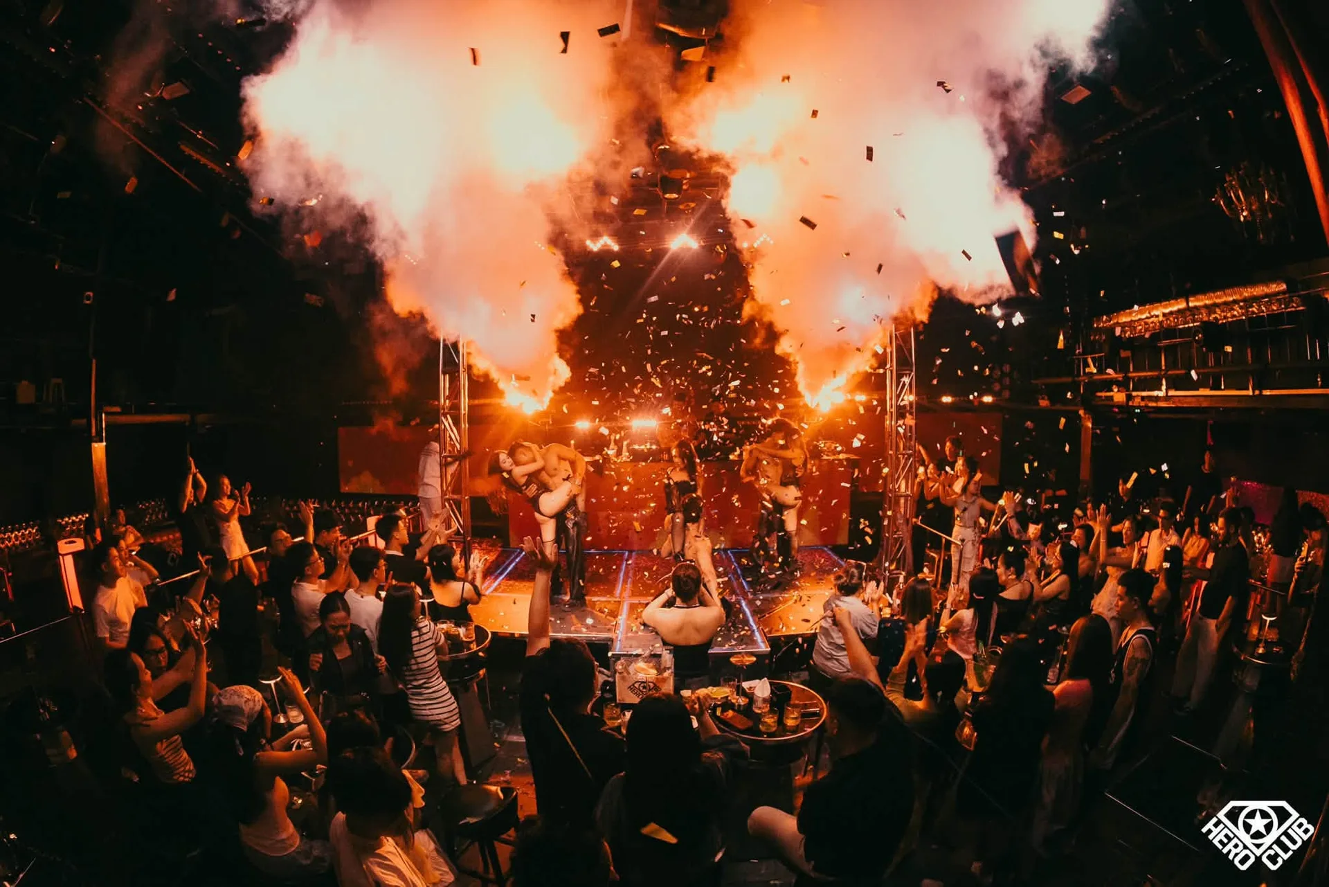 Cột khói CO2 và pháo giấy phủ sân khấu trong tiết mục biểu diễn tại Hero Club